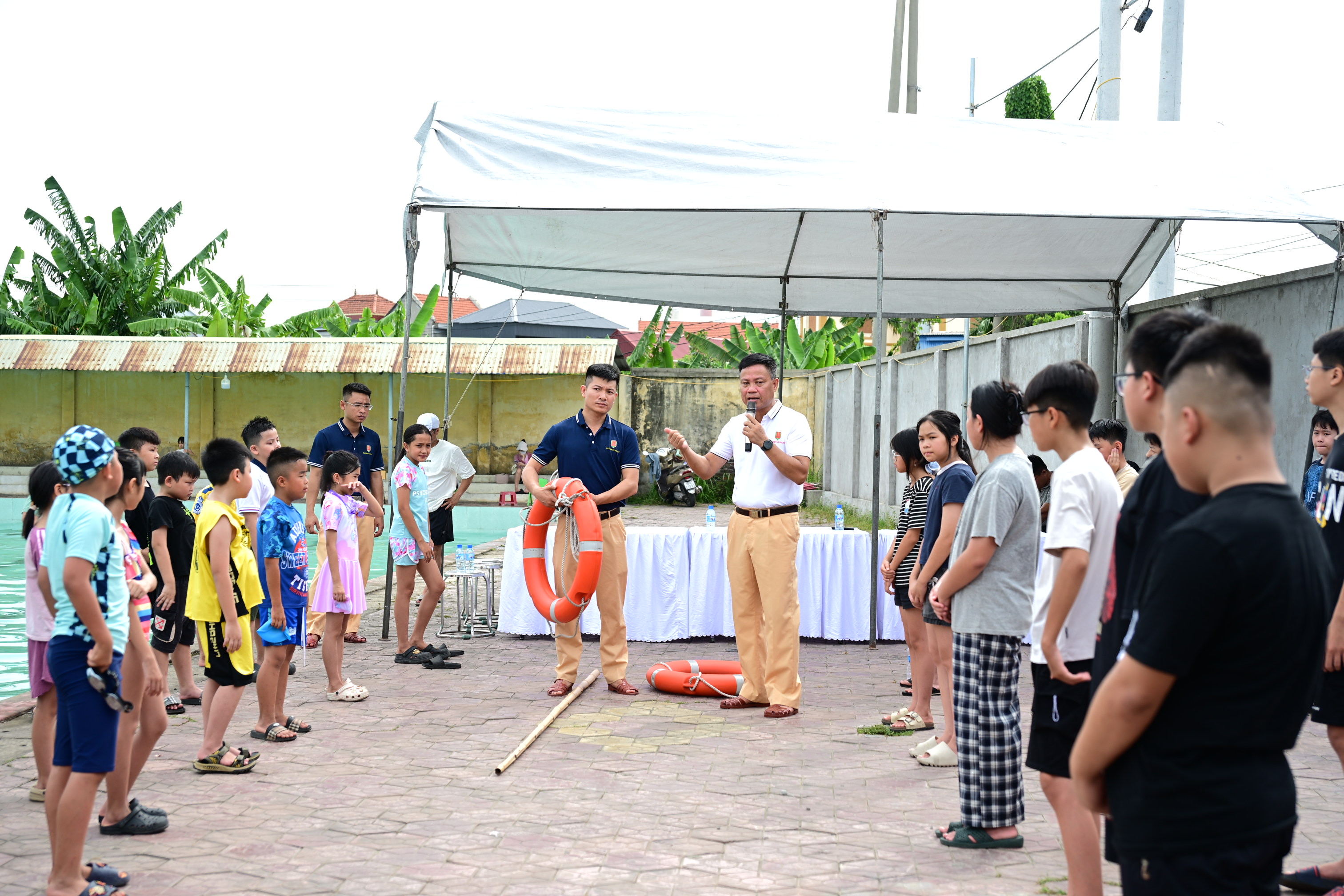 Trạm Cảnh sát đường thủy Bạch Đằng (Phòng Cảnh sát giao thông) dạy bơi miễn phí cho gần 80 trẻ em phường Nam Triệu
